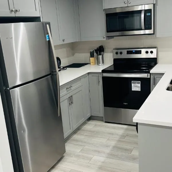 Private Very Spacious 2 bed 1-Bedroom basement Suite SW Calgary, hotel in Calgary