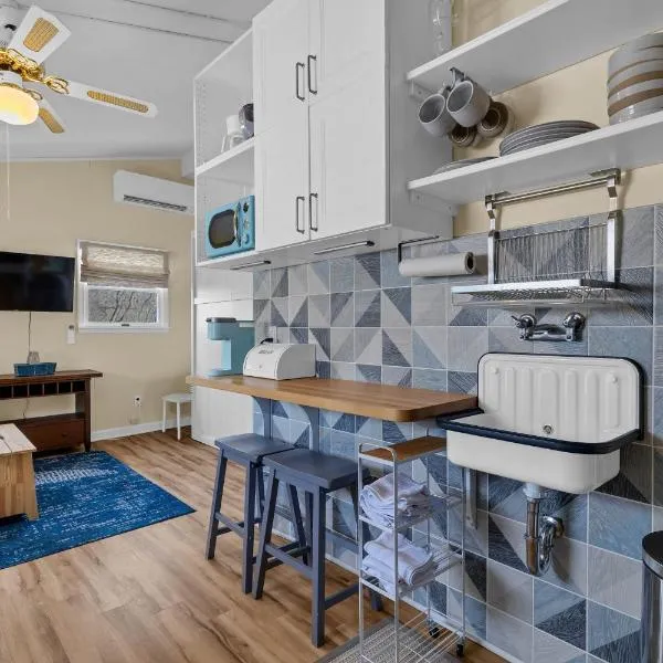Cozy apartment, private beach & jacuzzi, hotel in Westbrook