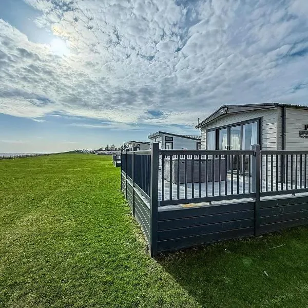 Luxury Lodge With Stunning Full Sea Views In Suffolk Ref 20234Bs, hotel en Hopton on Sea
