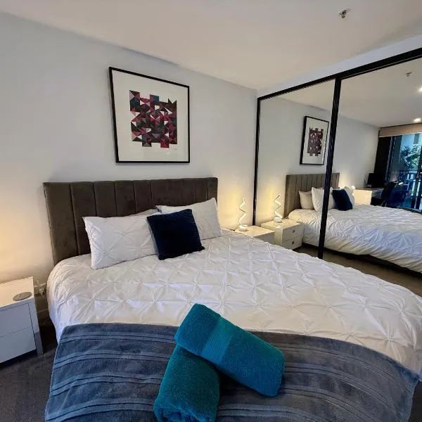 Canberra में, होटल Midnight Luxe 1BR 1Bath Apartment 104 in the heart of Braddon Pool Sauna Secure Parking Wine WiFi