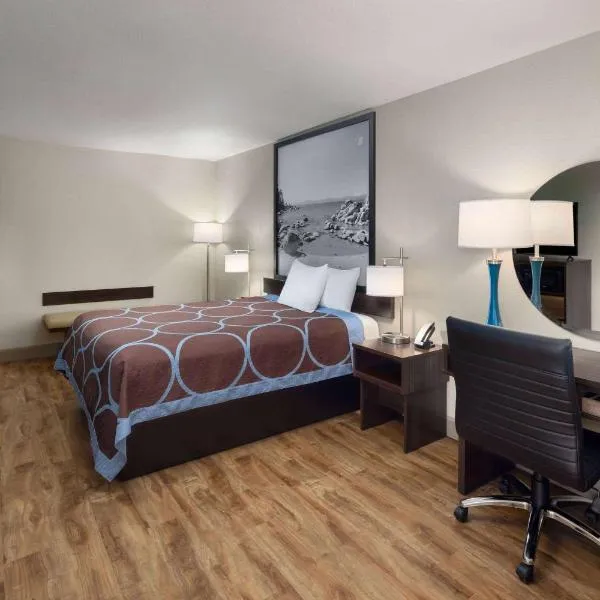 Super 8 by Wyndham Fallon، فندق في فالون