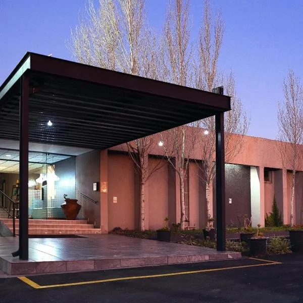Q's Evander Hotel & Apartments，Evander的飯店