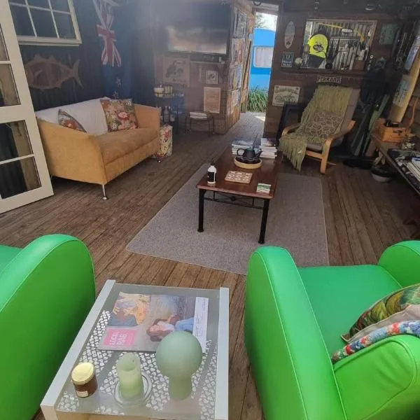 Raglan West Retro Beach Vibe Accommodation, hotel v destinaci Raglan