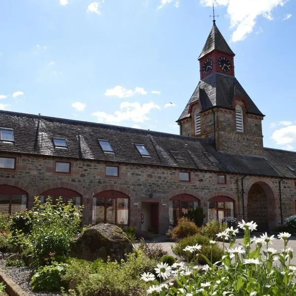Courtyard Cottage - sleeps 4 with en-suite, hotel in Tomich
