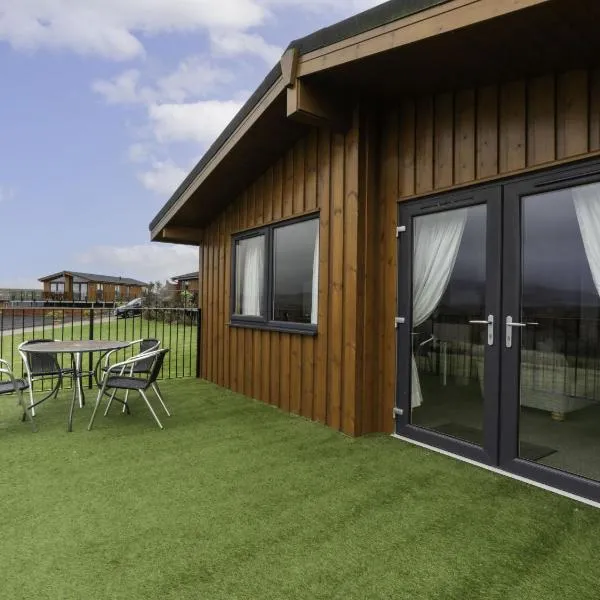 Chalet Loch Leven Lodge 21 by Interhome โรงแรมในKinross