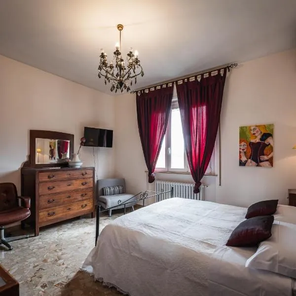 Casa Fuori Casa -appartamento con Aria Condizionata, Parcheggio Auto, Garage Moto, Box Bici, hotel v destinaci Senigallia