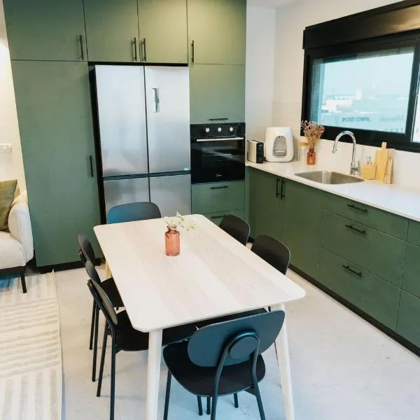 Communit Penthhous - Urban Vacation & Port View, hotel in Haifa