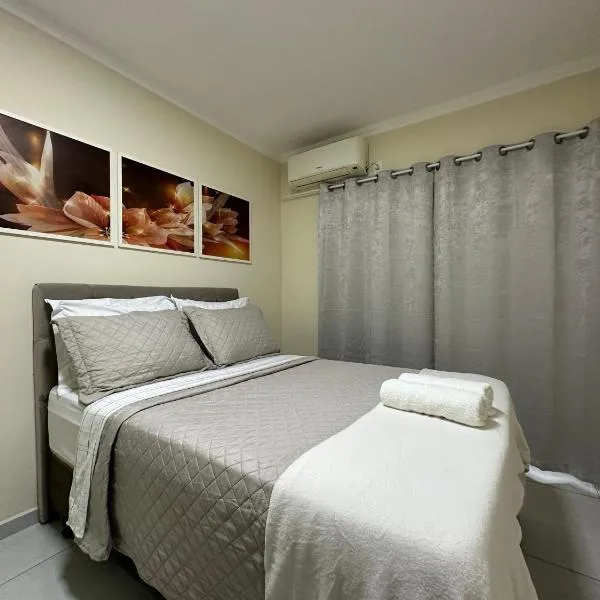 Casa moderna com garagem e Wi-Fi perto do Aeroporto, hotel in Joinville