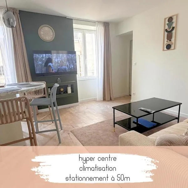 T2 haut de gamme, hyper centre, très calme, balcon, stationnements proches, hotel in Lons-le-Saunier