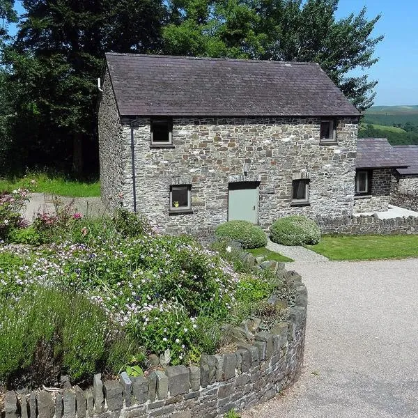 Granary Cottage with hot tub on organic farmland, hotel v destinaci Lampeter