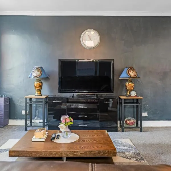 Rochdale 3 Bedroom House 2 Bath with FREE Parking Sleeps 7, hotel v destinaci Rochdale