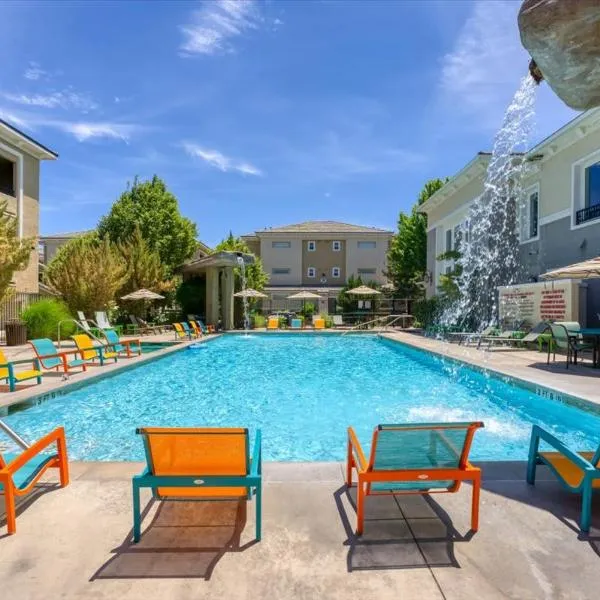 New Luxurious 1BR Apartment Heated Pool Spa & Sauna, hotel in Reno