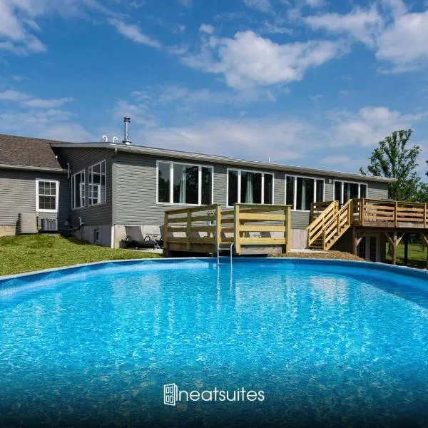 80 Acre Retreat with Pool - Minutes to Ark - Sleeps 15, khách sạn ở Williamstown