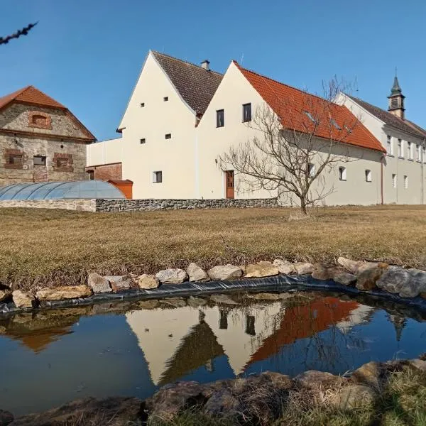 Penzion Zámek Drahonice, hotel v destinaci Drahonice