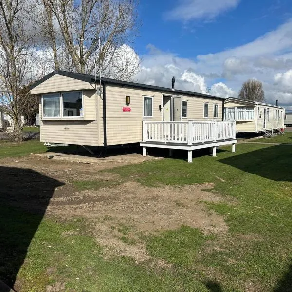 6 Beds Family friendly - unlimited Wi-Fi, Warm, Cozy Sun decking Caravan at Seawick Holiday Park, hotel v destinaci Saint Osyth