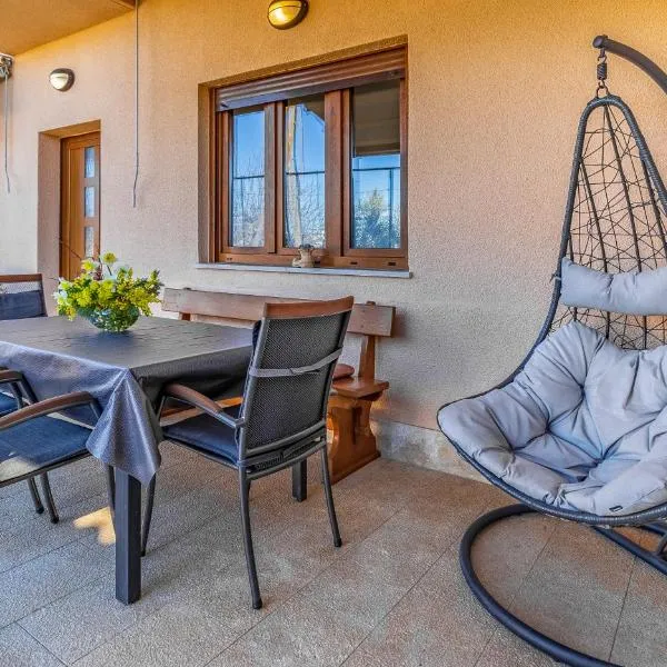 Big apartment with free parking, hotel v destinaci Pula