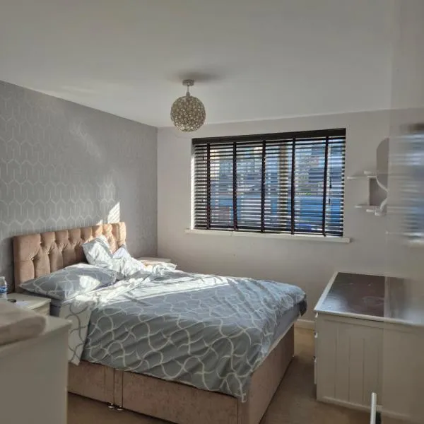 Three bedroom house with a garden, hotel in Redhill