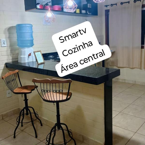 Flat de 2 quartos com AR na área central de GV com conzinha completa-garagem-wifi-Bom p grupos ou familias ou empresas