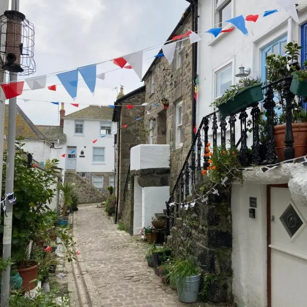 Ideally located cottage in Downalong St Ives, hotel in St Ives
