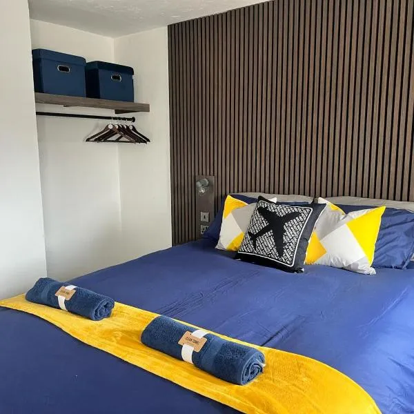 AeroSuites Luton - SHARED AND PRIVATE Accommodations mins from Luton Airport,FREE selected Breakfast,Adults Only,Parking MUST be reserved and prepaid at the time of booking 3GBP per night, No Visitors allowed, Late self Check In and Early self Check Out, hotel v Lutonu