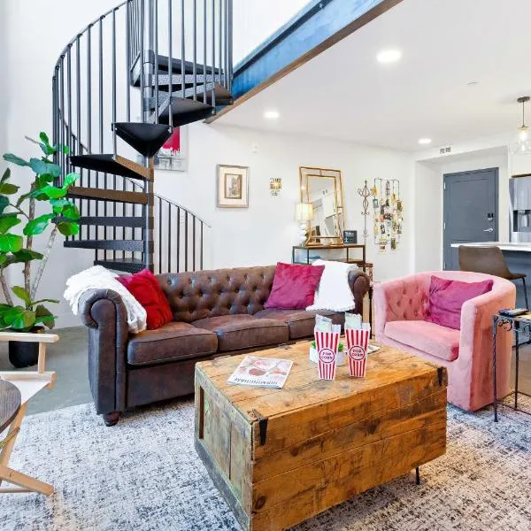 Theatre Retreat 2 Bedroom Loft - 1 Blk from Theatres, hotel in Birmingham