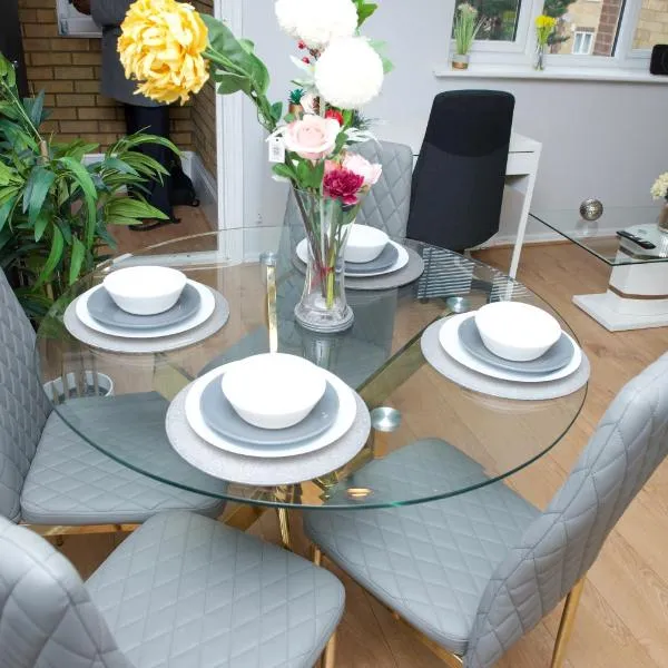 2 Bed Apartment with all amenities, hotel in Stifford