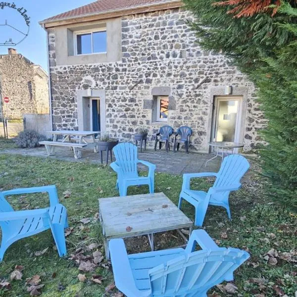 L'Ours #Terrasse#Vulcania, hotel in Saint-Ours