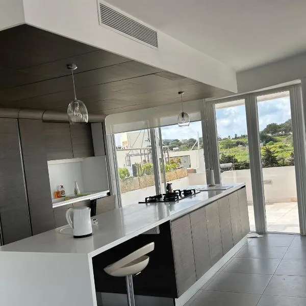 Sunny Penthouse Central, hotel in Mosta