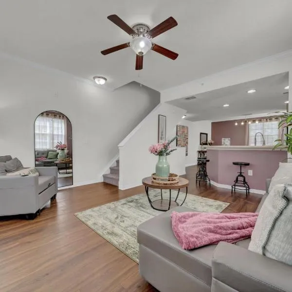 Modern 2BR2BA Pool Gym Near Airport #8, hotel in Tampa