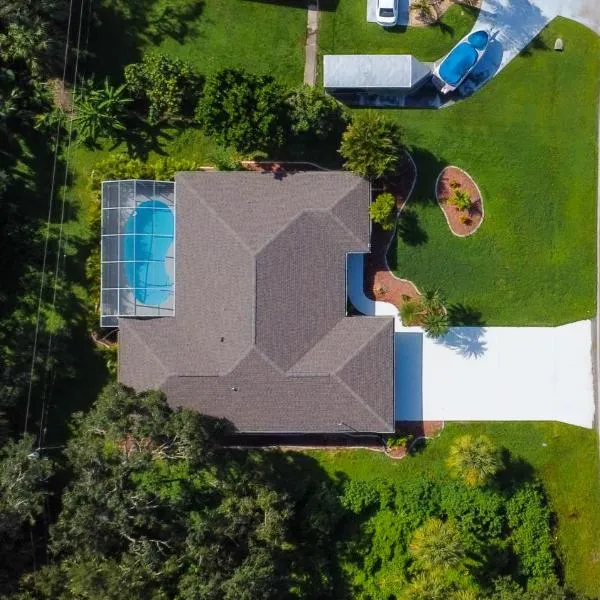 Modern and Spacious 3bdrm and 3 bath house with pool, Hotel in Port Charlotte