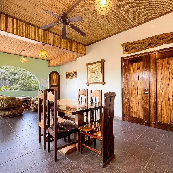 4 Bedroom Property in the Heart of Coron, Hotel in Coron
