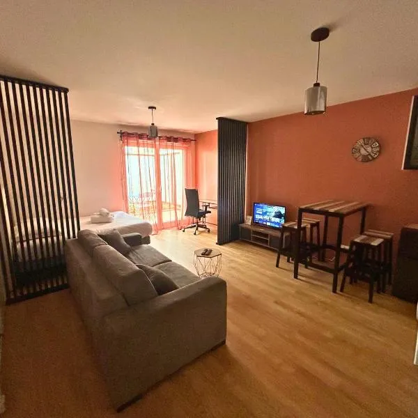 Studio Spacieux 4 Personnes avec Terrasse privée & Bureau - Gare à 4min, Paris en 30min, hotel en Villiers-sur-Marne