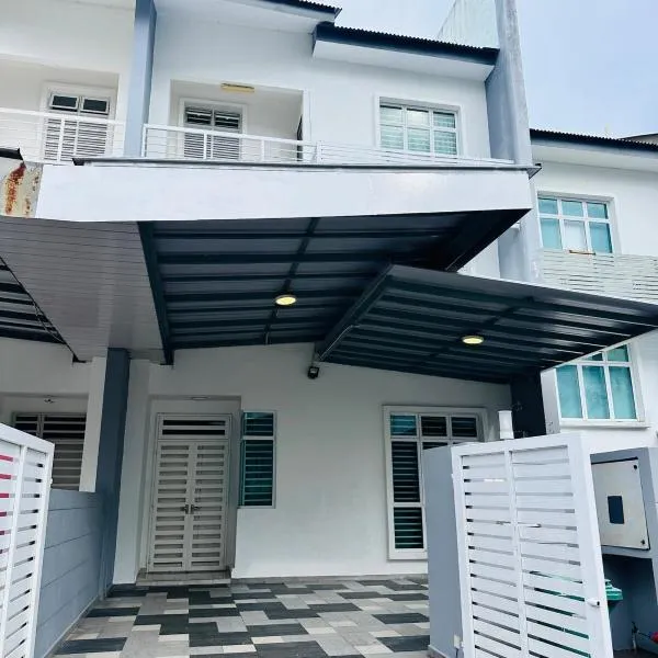 Shamrock Bay Haven 5BR Homestay for 22pax at B Ferringghi, hôtel à Batu Ferringhi