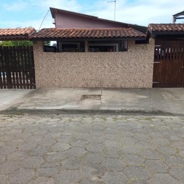 Casa com piscina e churrasqueira em Itanhaém