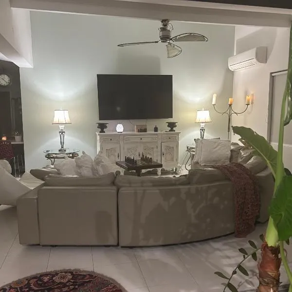 Koombana Escape 5 bedroom house, hotel in Perth