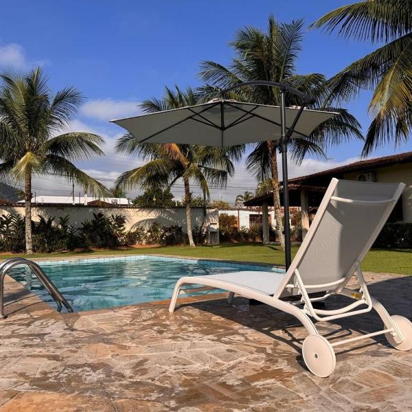 Refúgio Tropical com Piscina Fantástica no Centro da Cidade em Caraguatatuba