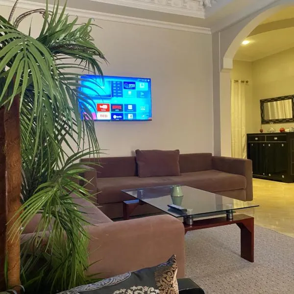 Spacieux & confortable, parfait pour familles ou séjours tranquilles, hotel in Marrakech