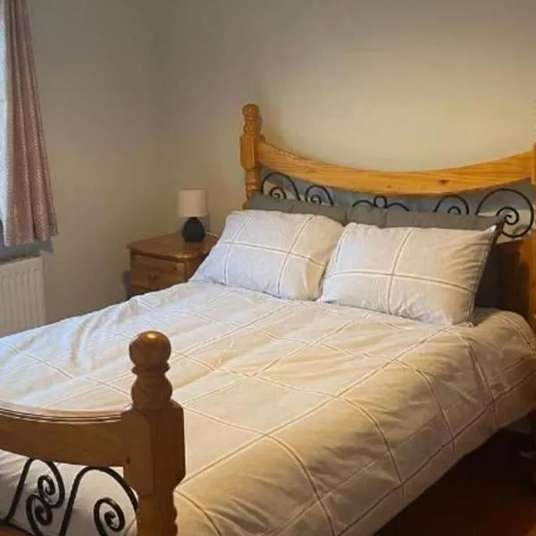 3 Bedroom House-Sleeps 5-Garden-Parking-Dromahaire, hotel in Sligo