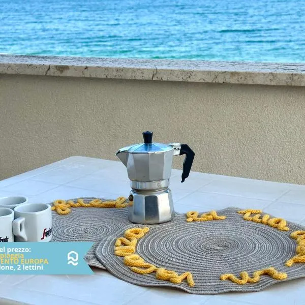 RS321 - Marcelli, trilocale fronte mare con spiaggia inclusa, hotel in Marcelli