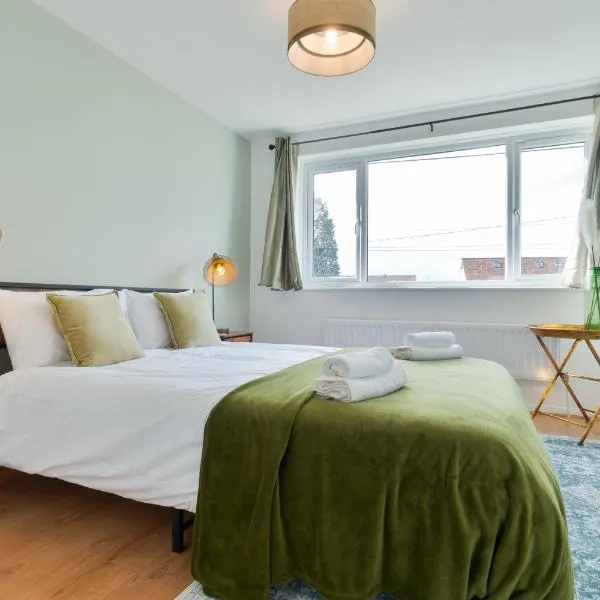 Spacious 4 Bedroom House with Parking - Sleeps 10 - Families & Contractors, hotel i Canterbury