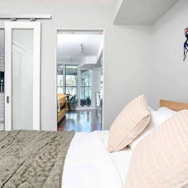Walk to BMO Field- FIFA Fan Zone! Prime Location Condo, отель в Торонто
