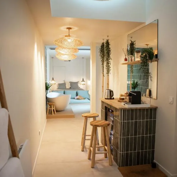 La Penida Suite avec Sauna & Baignoire Hyper Centre Lille, hotel in Lille