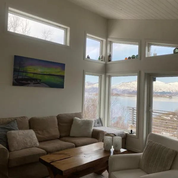 Practical and cozy cottage in idyllic Senja, hotel in Senja
