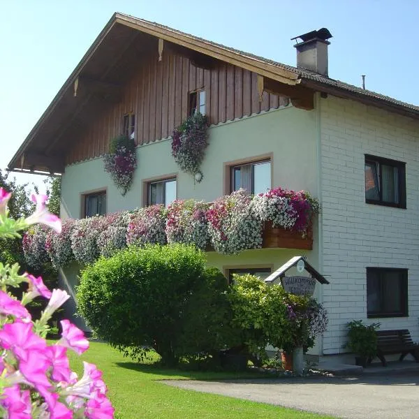 Gästehaus Jedinger, hotell i Oberhofen am Irrsee