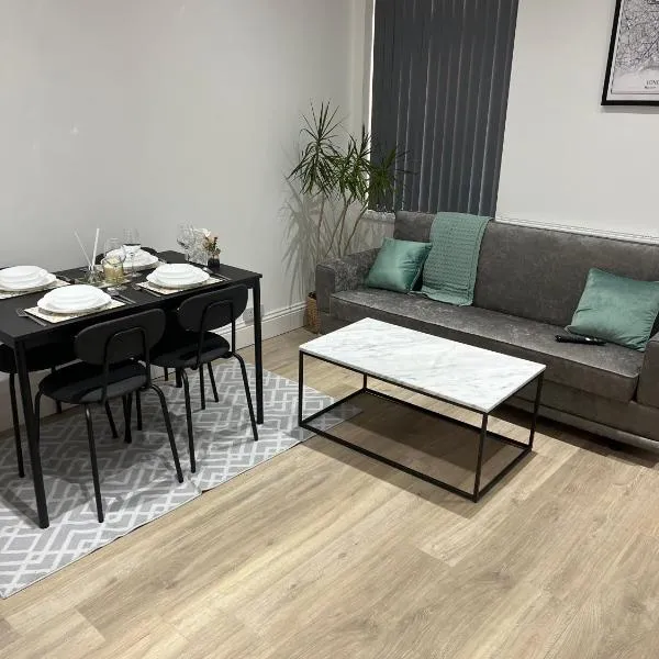 Free Parking ,Modern 4 bedrooms 10min from Birmingham city centre ideal for contractors ,Groups and Families, hotel v Birminghamu