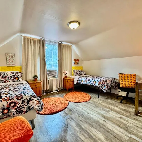 Private room with two twin beds air conditioning and shared bathrooms located near SeaTac Airport and Downtown Seattle、シアトルのホテル