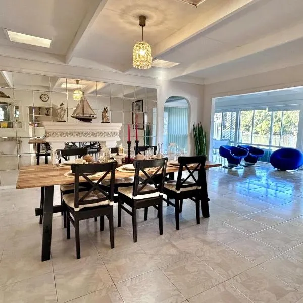 Charming Chevron Island Haven- Dog-Friendly Retreat Right on Main River, hotel v destinaci Gold Coast