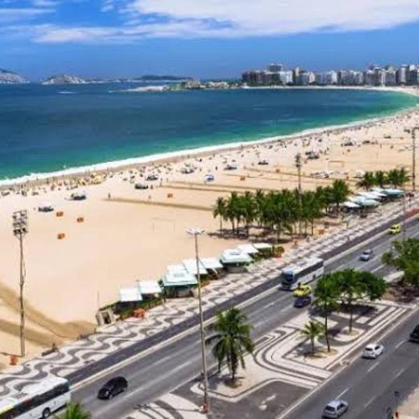Ap Copacabana 2 quartos em frente à Praia