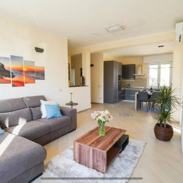 Rosa dei venti- Sea View Apartment - AC, hotel in Lido di Camaiore