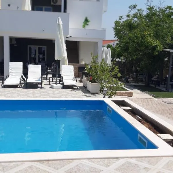 Holiday home Vodice، فندق في فوديس